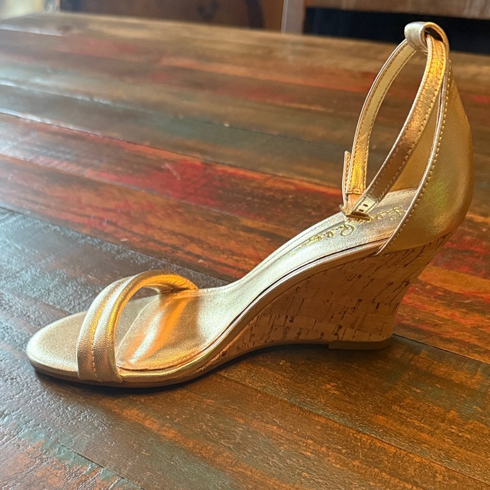 NWOT Lilly Pulitzer gold wedge 6.5